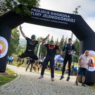 Nadmuchiwana brama reklamowa to idealna forma promocji Twojej firmy lub marki, która szybko utrwala się w pamięci przechodniów oraz ze względu na swoją wielkość