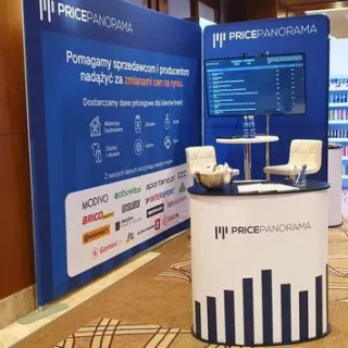 Monolith to idealne rozwiązanie dla wydarzeń marketingowych, stoisk promocyjnych i spotkań biznesowych – szybki, czysty, przenośny branding.