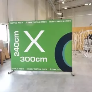 Duża, materiałowa ścianka reklamowa z własnym nadrukiem to prosty sposób, żeby stworzyć spójne i profesjonalne tło dla marki. 

Format 300 × 240 cm daje dużo mi
